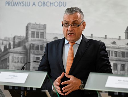 Ministr průmyslu a obchodu Jozef Síkela (za STAN) na tiskové konferenci k energetické bezpečnosti ČR (3.10.2022)