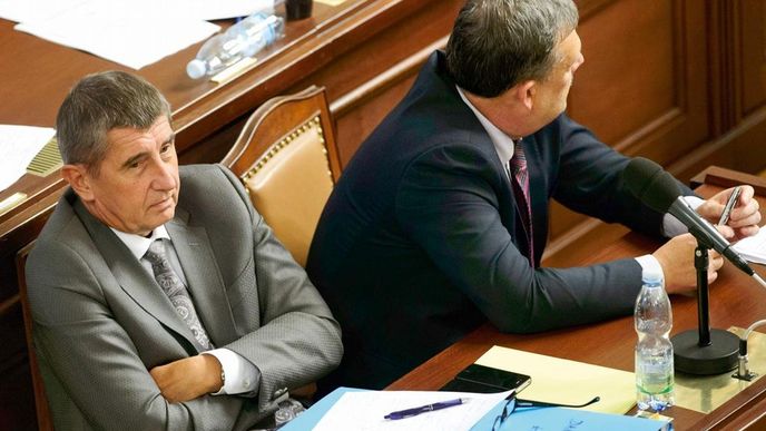 Ministr financí Andrej Babiš (vlevo) a poslanec ČSSD Václav Votava poslouchají jednu ze sněmovních rozprav.