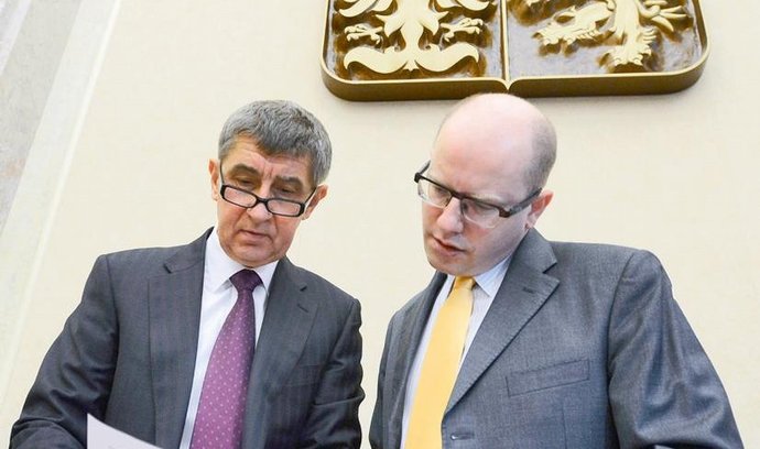 Ministr financí Andrej Babiš (vlevo) a premiér Bohuslav Sobotka