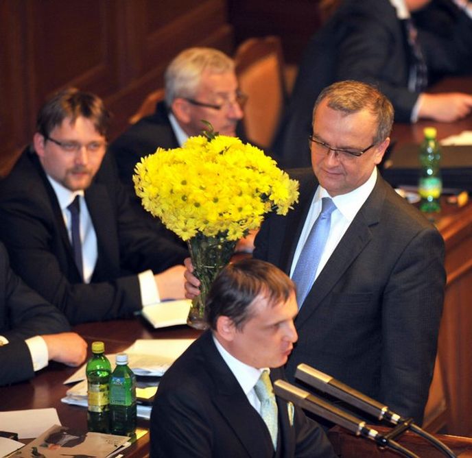 Ministr financí Miroslav Kalousek se žlutou kyticí, kterou přinesl nezařazený poslanec Vít Bárta Karolíně Peake. Ta květiny v barvě symbolizující zradu odmítla