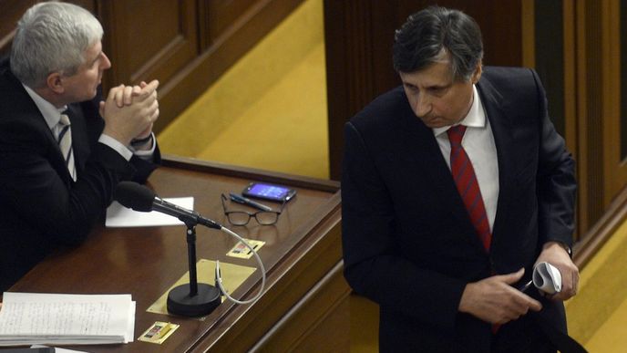 Ministr financí v demisi Jan Fischer (vpravo) a premiér v demisi Jiří Rusnok se zúčastnili 6. prosince v Praze jednání Poslanecké sněmovny.