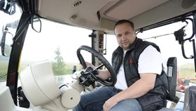 Ministr Jurečka se svou zálibou v zemědělství netají. Nebojí se sednout do traktoru nebo vzít do ruky vidle.