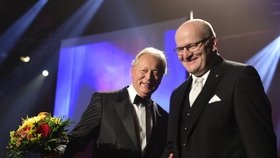 Ocenění za přínos v oblasti kinematografie a audiovize získal Elmar Kloss in memoriam, cenu za něj převzal syn téhož jména (vlevo). Vpravo je ministr kultury Daniel Herman.