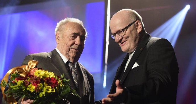 Ocenění za přínos v oblasti kinematografie a audiovize získal František Filip (vlevo), vpravo je ministr kultury Daniel Herman.