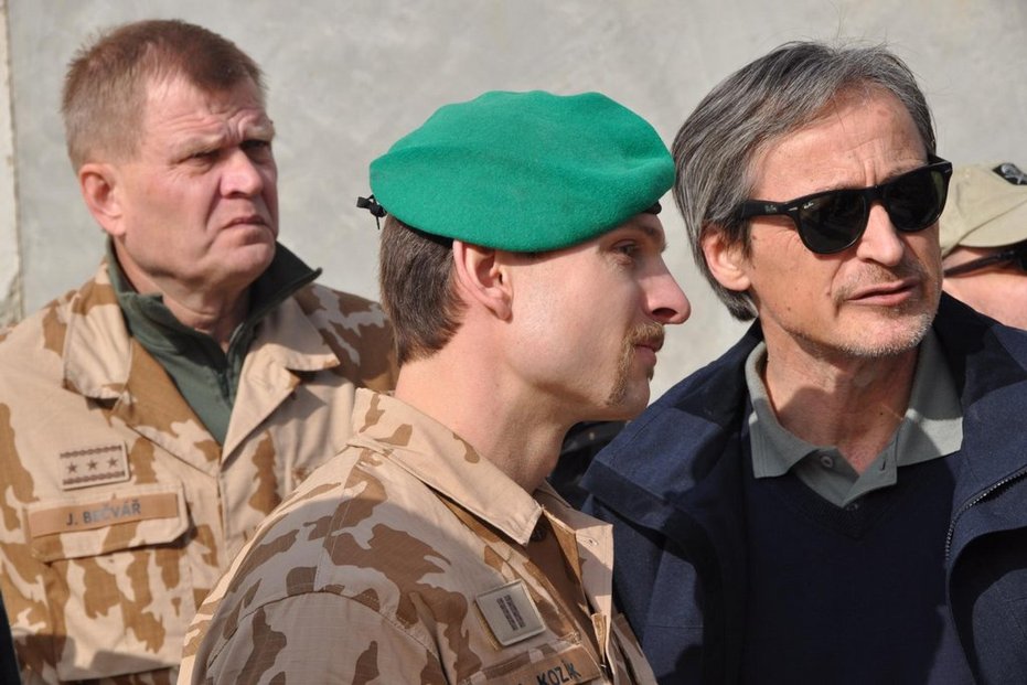 Ministr obrany Martin Stropnický (vpravo) navštívil v minulosti české vojáky na základně Bagrám v Afghánistánu