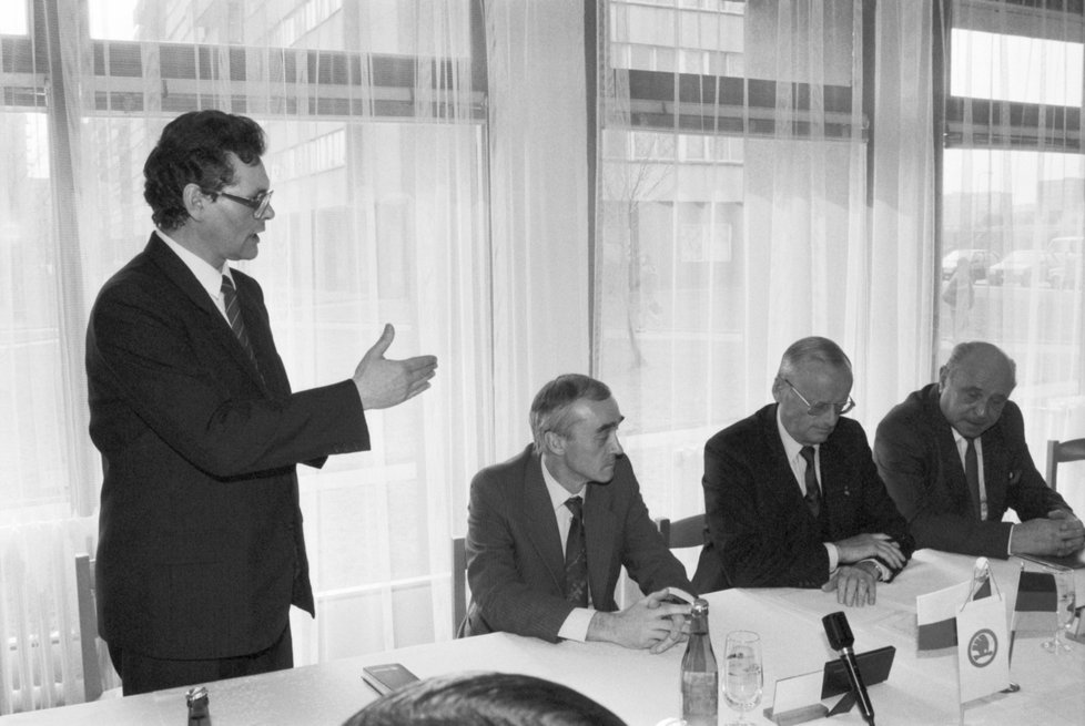 Zemřelý ministr průmyslu Jan Vrba a prezident koncernu Volkswagen (VW) Carl Hahn při podpisu smlouvy o ustavení podniku s názvem Škoda, automobilová akciová společnost Mladá Boleslav. Tímto aktem vstoupila Škodovka do společenství VW. (28.3.1991)