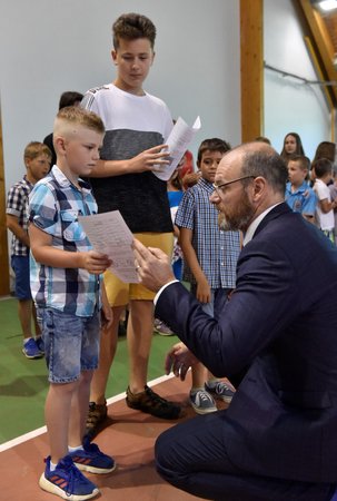 Ministr školství Robert Plaga (ANO) předal vysvědčení prvňáčkům i deváťákům na základní škole v Brně, kde sám kdysi studoval