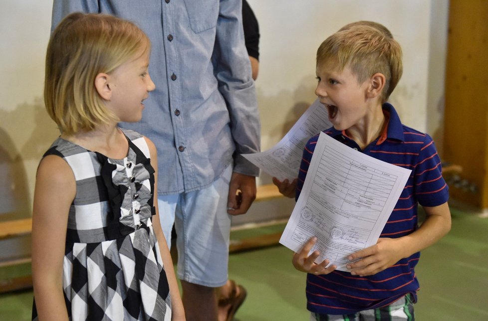 Ministr školství Robert Plaga (ANO) předal vysvědčení prvňáčkům i deváťákům na základní škole v Brně, kde sám kdysi studoval