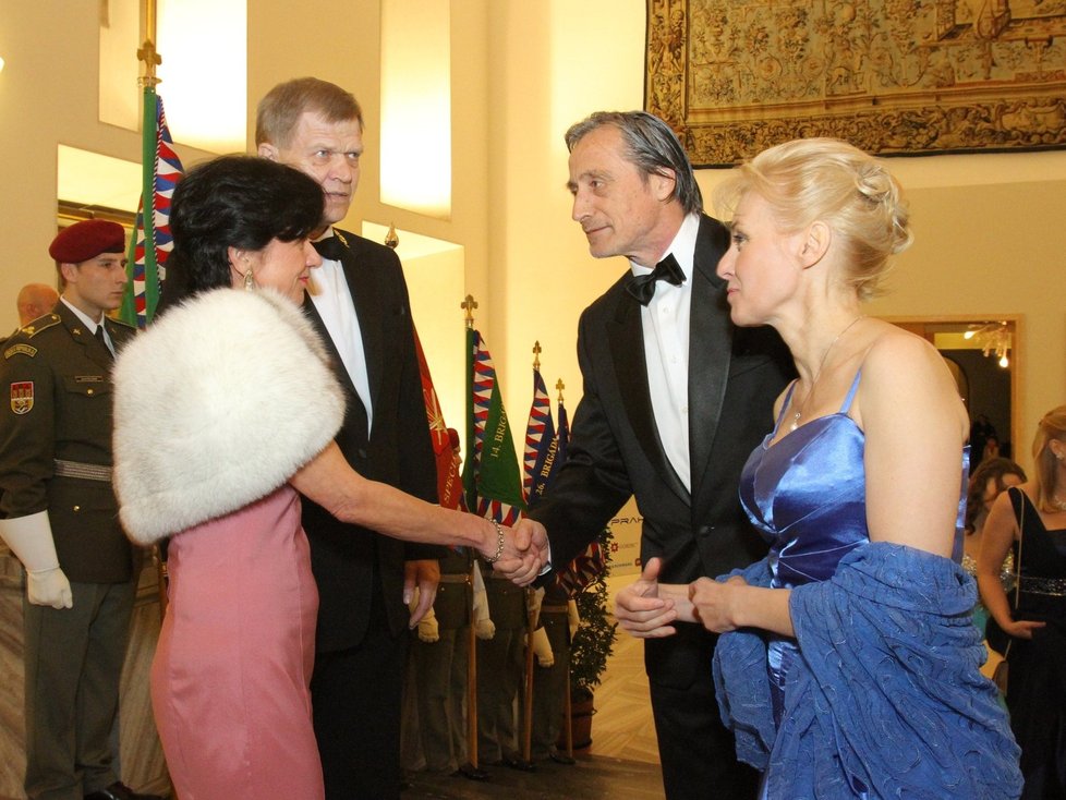 Ministr obrany Martin Stropnický s manželkou a první zástupce náčelníka Generálního štábu AČR generálporučík Josef Bečvář s manželkou před zahájením plesu.