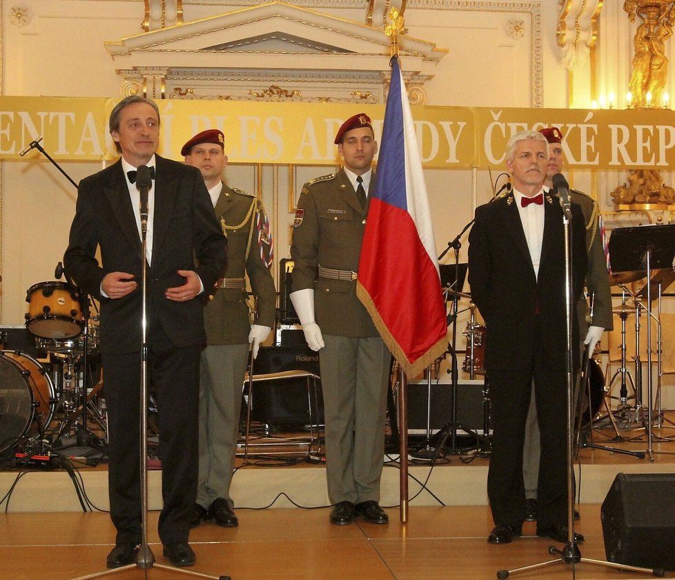 Ministr obrany Martin Stropnický a náčelník Generálního štábu AČR armádní generál Petr Pavel při zahájení plesu.