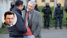 Ministr vnitra Chovanec se usmívá na jednoho z kandidátů na nového šéfa policie - prvního náměstka Tuhého