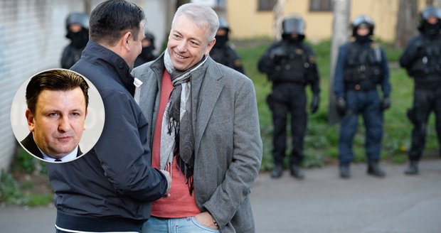 Ministr vnitra Chovanec se usmívá na jednoho z kandidátů na nového šéfa policie - prvního náměstka Tuhého
