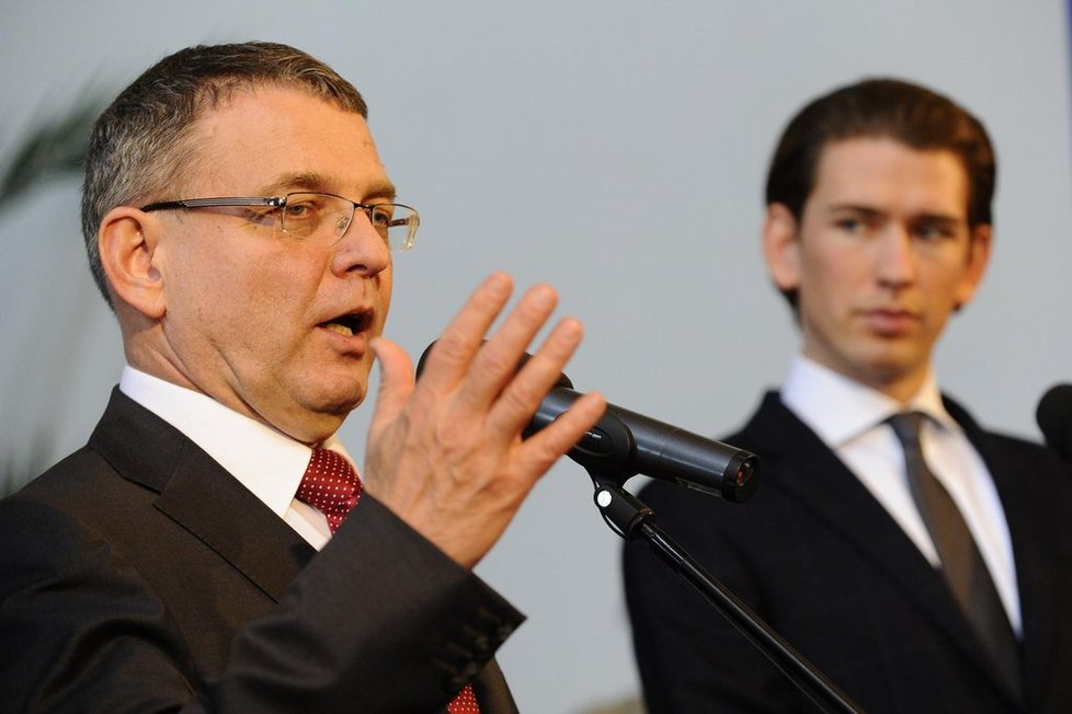 Ministr zahraničí ČR Lubomír Zaorálek a rakouský ministr evropských a zahraničních věcí Sebastian Kurz na tiskové konferenci 11. listopadu na zámku v Mikulově na Břeclavsku.
