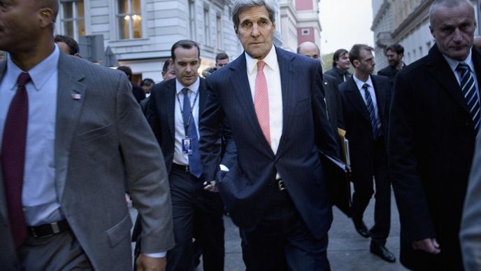 Ministr zahraničí John Kerry na cestě na vídeňská jednání