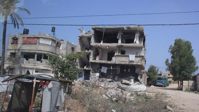 Ministr zahraničí Lubomír Zaorálek navštívil 7. června Pásmo Gazy. Na snímku jsou rozbombardované domy v Gaze.