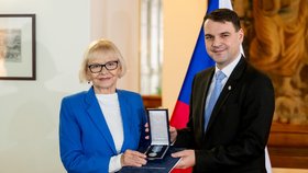 Ministr zahraničí Petr Macinka (Motoristé) předal medaili bývalé velvyslankyni v Sýrii Evě Filipi (23. prosince 2025).
