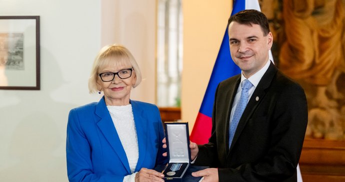 Ministr zahraničí Petr Macinka (Motoristé) s Evou Filipi
