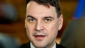 Ministr zahraničí Petr Macinka (Motoristé) s monoklem (23. prosince 2025).