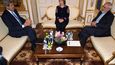 Ministr zahraničí USA John Kerry, bývalá šéfka diplomacie EU Catherine Ashtonová a íránský ministr zahraničí Mohammad Džavád Zaríf během vídeňských rozhovorů o jaderném programu Íránu.