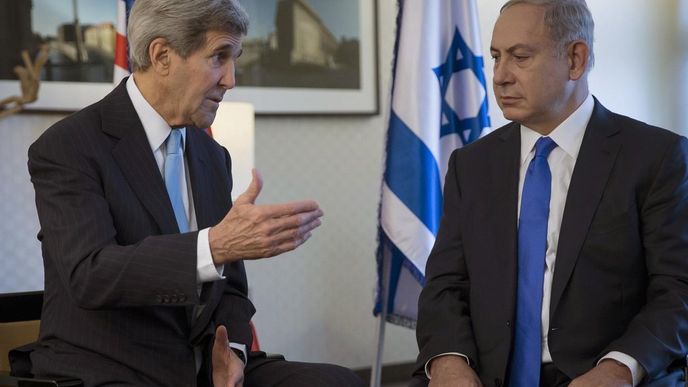 Ministr zahraničí USA John Kerry (vlevo) a předseda izraelské vlády Benjamin Netanjahu