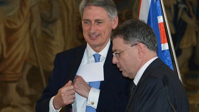 Ministr zahraničních věcí Philip Hammond  a český ministr zahraničí Lubomír Zaorálek (ČSSD)