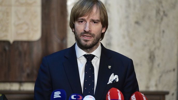 Ministr zdravotnictví Adam Vojtěch potvrdil první tři případy výskytu koronaviru v ČR na mimořádné tiskovce 1.3.2020