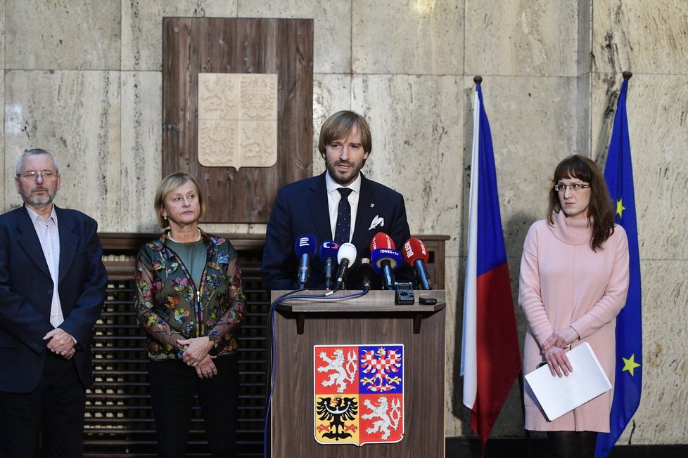 Ministr zdravotnictví Adam Vojtěch potvrdil první tři případy výskytu koronaviru v ČR na mimořádné tiskovce 1. 3. 2020.