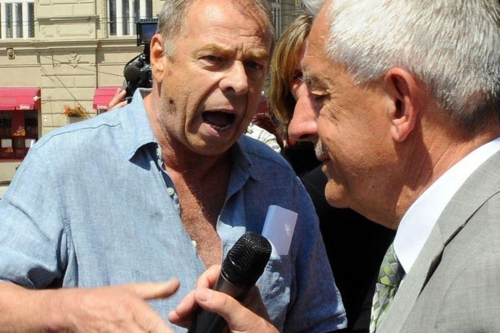Ministr zdravotnictví Leoš Heger diskutuje s předsedou ČMKOS Jaroslavem Zavadilem (vlevo) na Palackého náměstí v Praze, kde se 12. července uskutečnil happening odborů proti reformním zákonům. Happening doplnil protestní pochod Prahou.