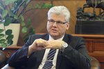 Ministr zdravotnictví Miloslav Ludvík se podle Sdružení ambulantních specialistů chová více jako ředitel nemocnice než ministr.