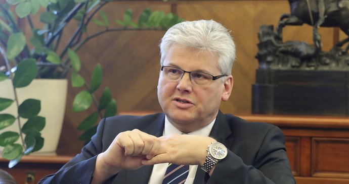 Ministr zdravotnictví Miloslav Ludvík se podle Sdružení ambulantních specialistů chová více jako ředitel nemocnice než ministr.