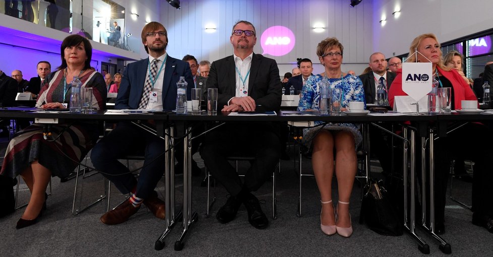 Ministerská lavice. Někteří ministři za hnutí ANO seděli na volebním sněmu hnutí v první řadě. Chyběl například ministr obrany Lubomír Metnar nebo ministr spravedlnosti Jan Kněžínek (17. 2. 2019).