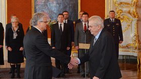 Prezident Miloš Zeman jmenuje nového ministra zdravotnictví Ludvíka na Pražském hradě.