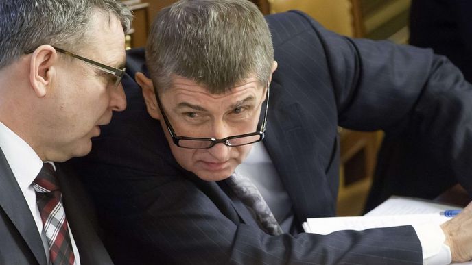 Ministři Lubomír Zaorálek (vlevo) a Andrej Babiš v Poslanecké sněmovně v Praze.