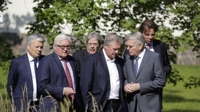 ministři zahraničí Didier Reynders z Belgie, Frank-Walter Steinmeier z Německa, Paolo Gentiloni z Itálie, Jean Asselborn z Lucemburska, Jean-Marc Ayrault z Francie a  Bert Koenders z Nizozemí