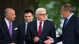 ministři zahraničí Laurent Fabius (Francie), Pavlo Klimkin (Ukrajina), Frank-Walter Steinmeier (Německo) a Sergej Lavrov (Rusko) na procházce před jednáním v Berlíně