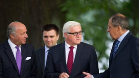 Ministři zahraničí Laurent Fabius (Francie), Pavlo Klimkin (Ukrajina), Frank-Walter Steinmeier (Německo) a Sergej Lavrov (Rusko) na procházce před jednáním v Berlíně