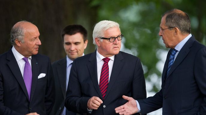 ministři zahraničí Laurent Fabius (Francie), Pavlo Klimkin (Ukrajina), Frank-Walter Steinmeier (Německo) a Sergej Lavrov (Rusko) na procházce před jednáním v Berlíně (archivní snímek)