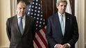 Ministři zahraničí Ruska a USA Sergej Lavrov a John Kerry