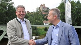 Ministři životního prostředí Česka a Rakouska Richard Brabec (vpravo) a Andrä Rupprechter se sešli 21. července v Hardeggu, který je sídlem rakouské správy Národního parku Podyjí.