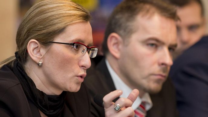 Ministryně pro místní rozvoj Karla Šlechtová (v pozadí náměstek ministra dopravy Kamil Rudolecký)