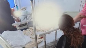 Ministryně pro rodinu Natalia Intoteroová navštívila v nemocnici popálenou dívku z ústavu.