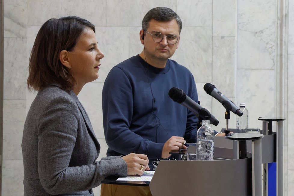 Německá ministryně zahraniční Annalena Baerbocková v Kyjevě: Na tiskovce s ukrajinským protějškem Dmytrem Kulebou