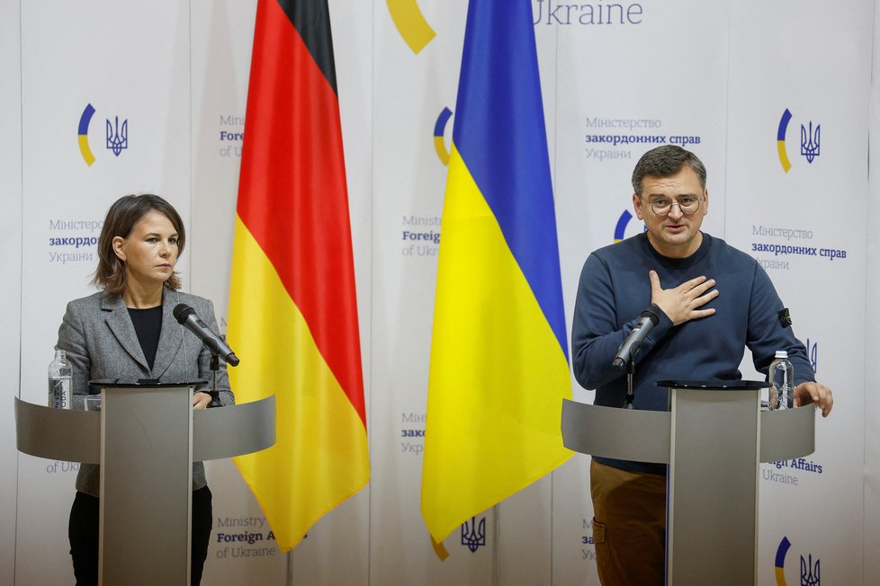 Německá ministryně zahraniční Annalena Baerbocková v Kyjevě: Na tiskovce s ukrajinským protějškem Dmytrem Kulebou