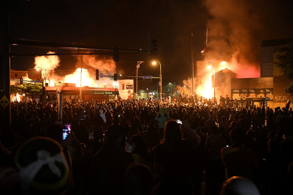 Protesty proti smrti černocha George Floyda v americkém městě Minneapolis (29. 5. 2020)