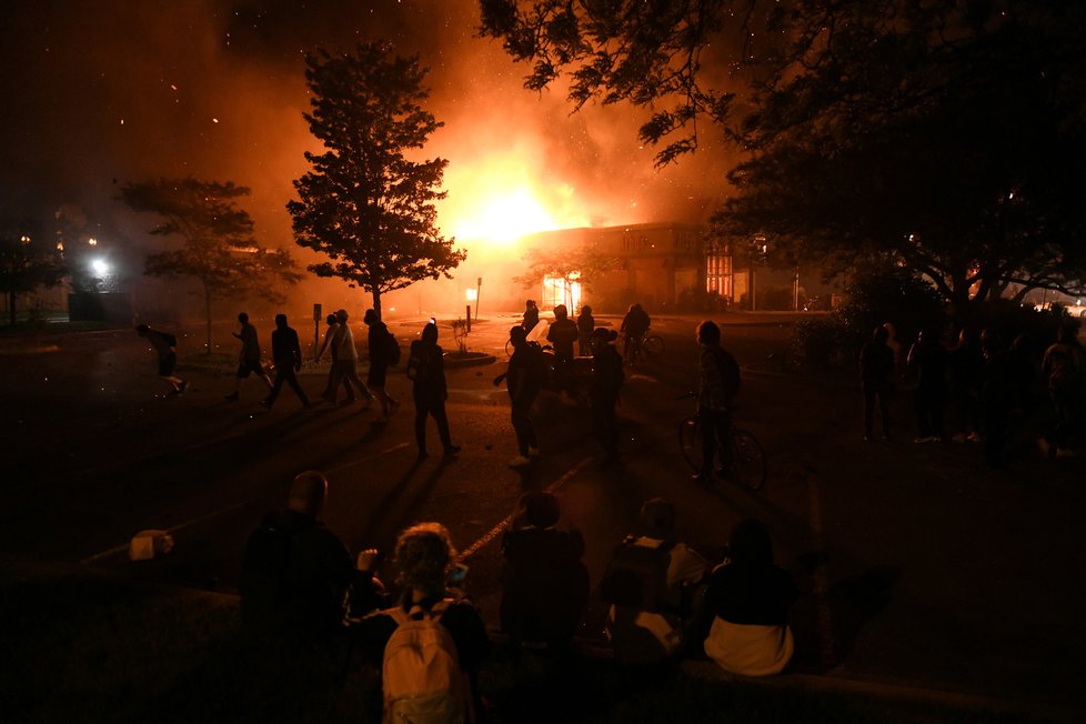 Protesty proti smrti černocha George Floyda v americkém městě Minneapolis (29. 5. 2020)