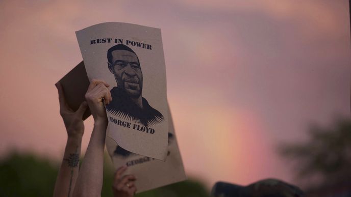 Město Minneapolis zmítají protesty kvůli úmrtí George Floyda.