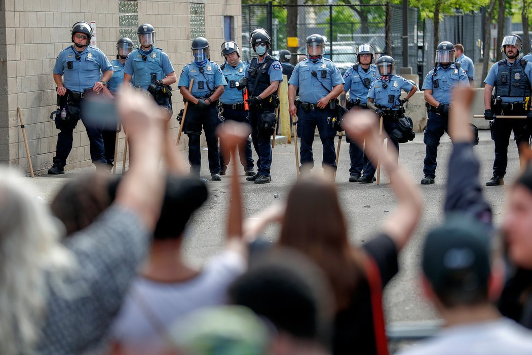 Město Minneapolis zmítají protesty kvůli úmrtí George Floyda.