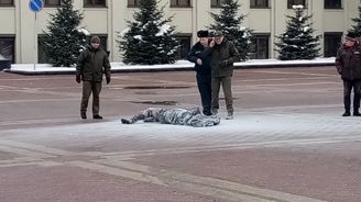 Před sídlem běloruské vlády v Minsku se zapálil člověk 