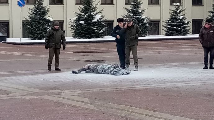 V centru běloruského Minsku se dnes zřejmě úmyslně zapálil pětatřicetiletý muž. Byl převezen do nemocnice s těžkými popáleninami na více než padesáti procentech těla.