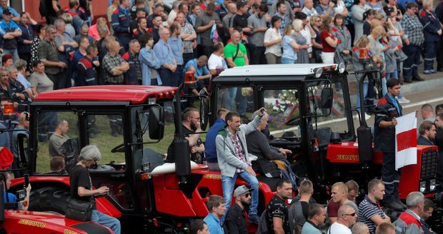 „Mlátí naše děti, naše vnuky.“ Tisíce demonstrantů před sídlem vlády chtěly konec Lukašenka